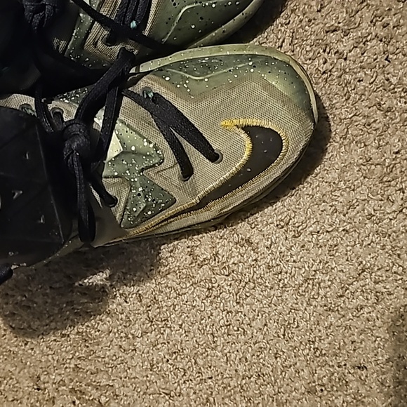 Nike shoes - Picture 2 of 4